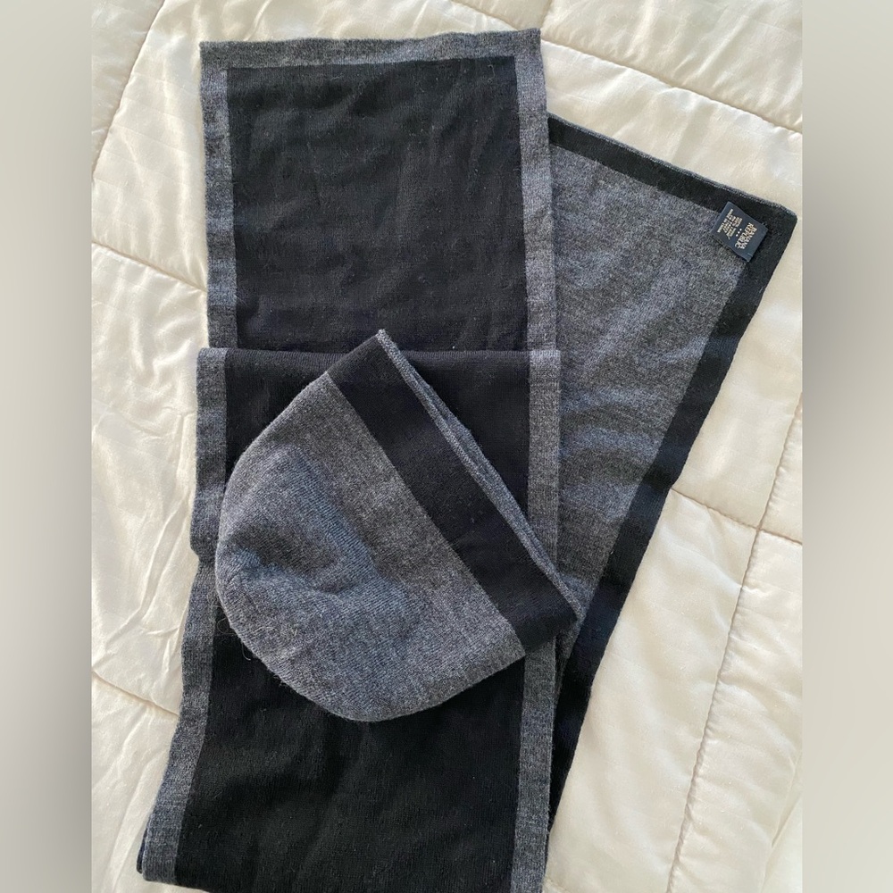 Banana Republic men’s hat and scarf set